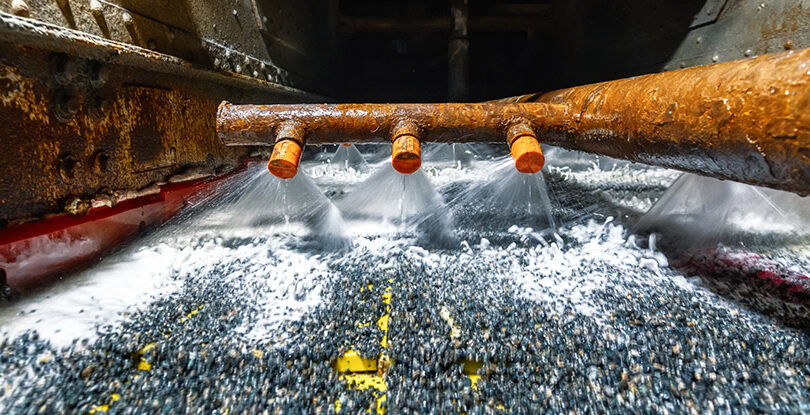 Vibrating screen, ore washing with liquid. The liquid is poured out in a fan-like stream from special nozzles Vibrating screen, ore washing with liquid. The liquid is poured out in a fan-like stream from special nozzles.